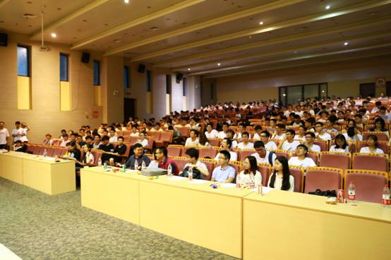 图一 小说狂人
2016级全体学生及到场嘉宾.jpg